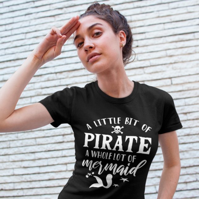 Camiseta Um Pouco De Pirata Um Monte De Sereia (Criador carregado)