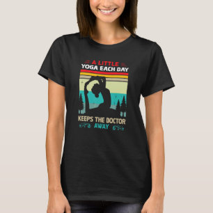 Camiseta Um Pouco de Yoga Todos os Dias Mantém o Médico Afa