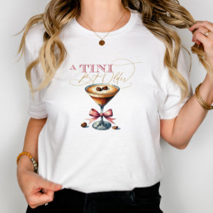 Camiseta Um Pouco Mais Velho Espresso Martini Laço Rosa
