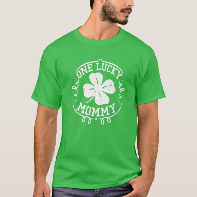 Camiseta Um Presente De Dia de São Patrício De Mamãe Sortud (Frente)