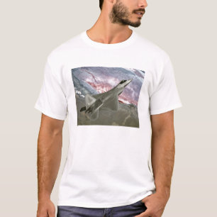 Camiseta Um Raptor F/A-22 voa em uma missão de treinamento