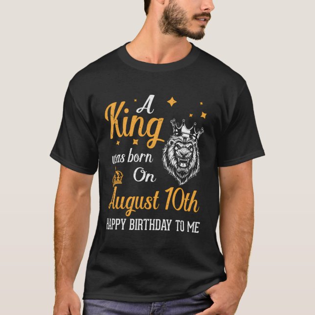 Camiseta Um Rei Foi Nascer Em 10 De Agosto Feliz Aniversári (Frente)