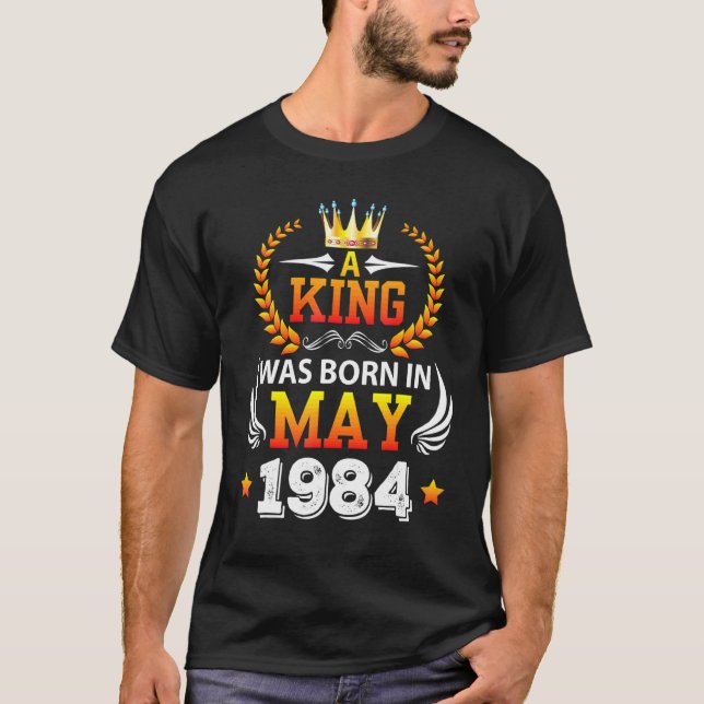 Camiseta Um Rei Foi Nascer Em Maio De 1984 Feliz Meu Aniver (Frente)
