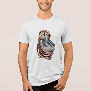 Camiseta Um relógio derretendo enrolado sobre uma montanha