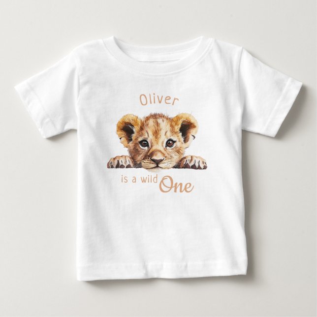 Camiseta Um selvagem Bebê Leão Fofo Personalizado  (Frente)