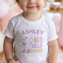 Um Silly Goose Rosa - Menina no Primeiro Aniversár