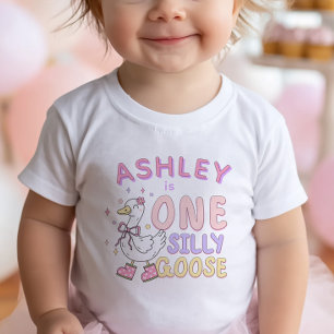 Camiseta Um Silly Goose Rosa - Menina no Primeiro Aniversár