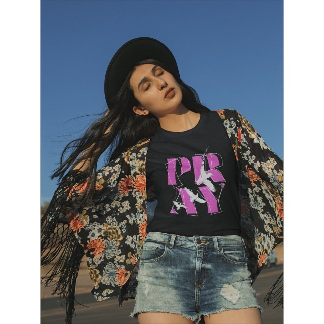 Camiseta Um Simples Lembrete, Rezar à Fé Cristã (Caught in a moment… and covered in prayer.)