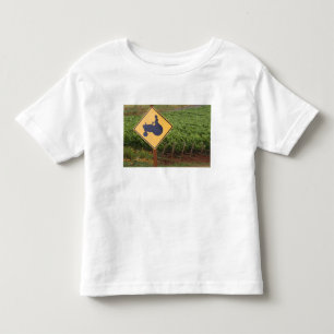 Camiseta Um sinal de cruzamento de trator amarelo na vinha