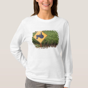 Camiseta Um sinal de cruzamento de trator amarelo na vinha