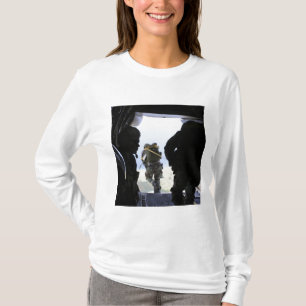 Camiseta Um Soldado executa um salto de linha estática