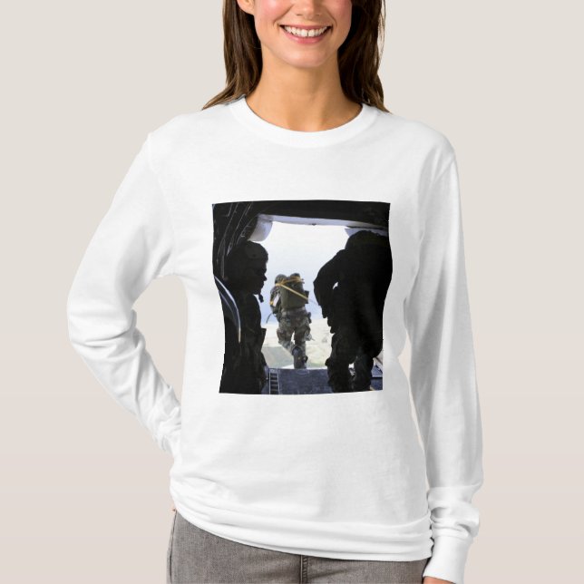 Camiseta Um Soldado executa um salto de linha estática (Frente)