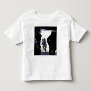 Camiseta Um soldado executa um salto do estático-line