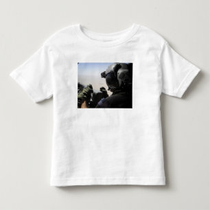 Camiseta Um soldado fornece a segurança