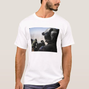 Camiseta Um soldado fornece segurança