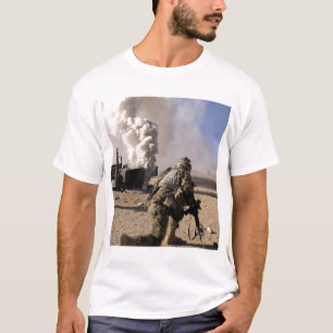 Camiseta Um soldado reage ao explos controlados