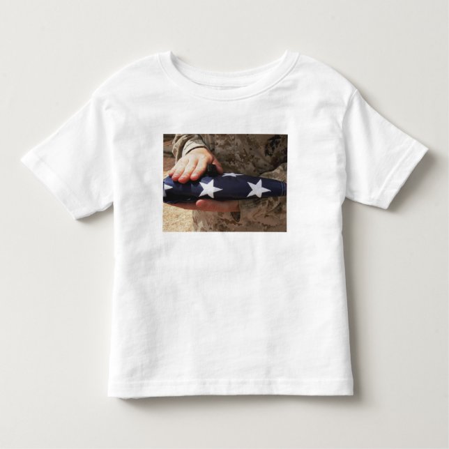 Camiseta Um soldado segura bandeira dos Estados Unidos (Frente)