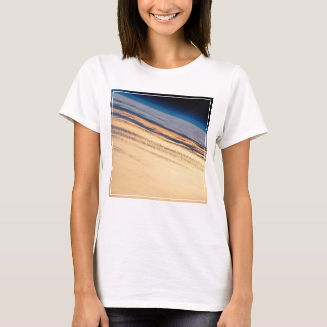 Camiseta Um Sunset Orbital Ao Largo Da Costa Da Baixa Calif (Frente)