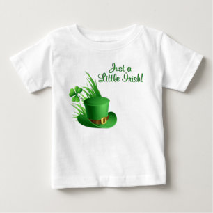 Camiseta Um Toque Irlandês Chapéu de Leprechaun em Grama Tr