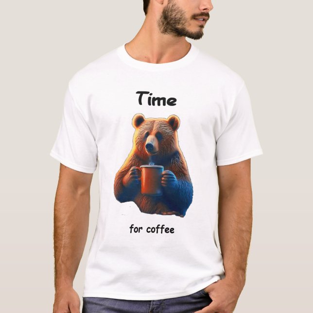 Camiseta Um urso está segurando uma caneca de café a vapor (Frente)