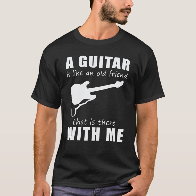 Camiseta Um violão é como um velho amigo que está com  (Frente)