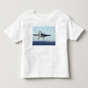 Camiseta Um zangão de F/A-18C lança-se da plataforma de v