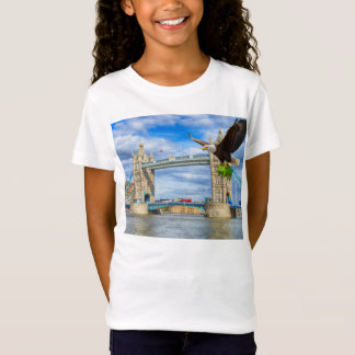 Camiseta Uma Águia Poderosa carrega um porco.