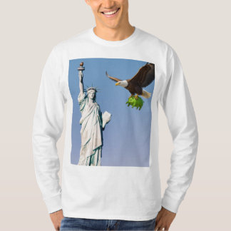 Camiseta Uma Águia Poderosa leva embora um porco irritante.