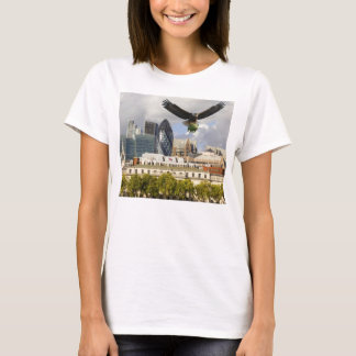 Camiseta Uma Águia Poderosa leva embora um porco irritante.