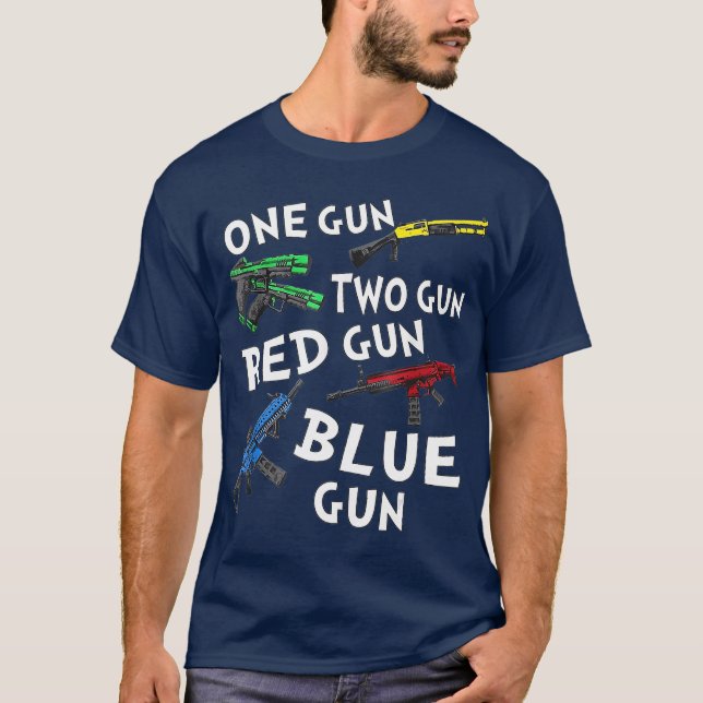 Camiseta Uma Arma Duas Armas Vermelha Arma Azul (Frente)