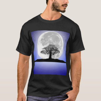 Camiseta Uma árvore solitária e sem folhas numa noite de lu