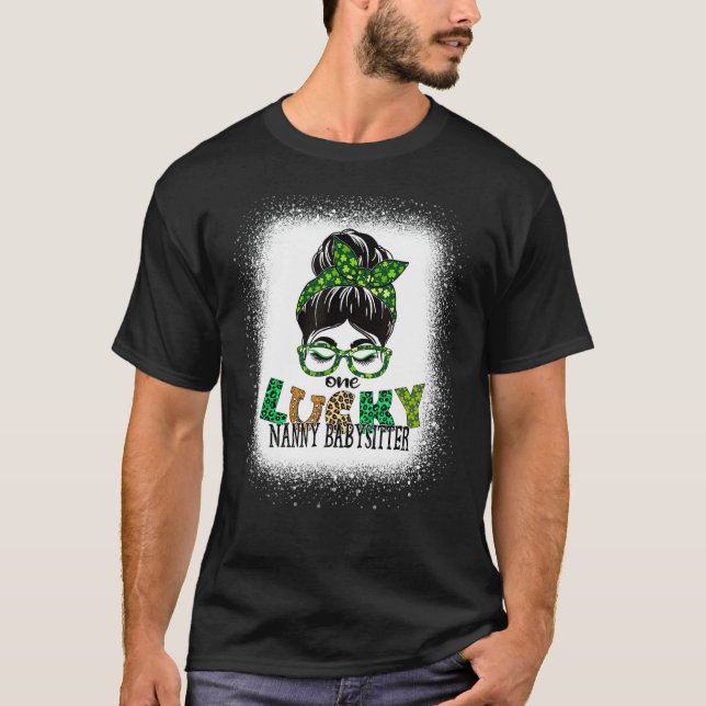 Camiseta Uma Babá Sortuda Babysitter Explodiu St Patricks D (Frente)