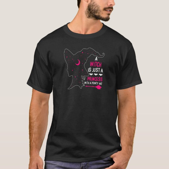 Camiseta Uma Bruxa É Apenas Uma Princesa Com Um Hat Hallo P (Frente)