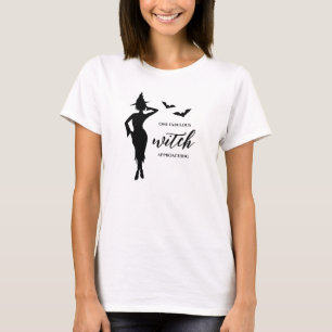 Camiseta Uma Bruxa Fabulosa se Aproximando E Morcegos Hallo