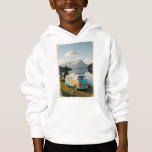Camiseta Uma carrinha de campismo estacionada por um lago c