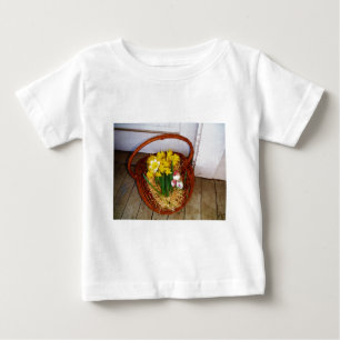 Camiseta Uma cesta de narcisos amarelos e ovos de Páscoa fl