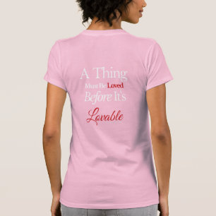 Camiseta Uma Coisa Deve Ser Amada Antes de Ser Amável Citaç