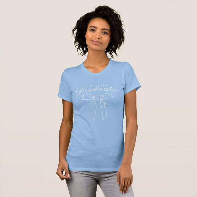 Camiseta Uma Coquete Minimista Um Pouco Dramática com Laço (Frente Completa)