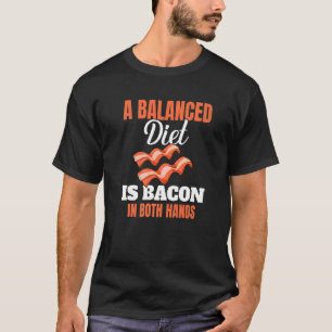 Camiseta Uma Dieta Equilibrada É Bacon Em Ambas As Mãos