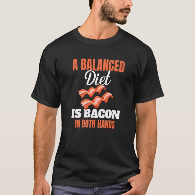 Camiseta Uma Dieta Equilibrada É Bacon Em Ambas As Mãos (Frente)