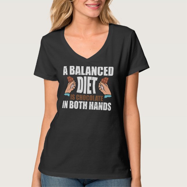 Camiseta Uma Dieta Equilibrada É Chocolate Em Ambas As Mãos (Frente)