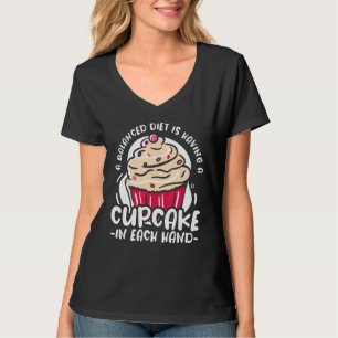 Camiseta Uma Dieta Equilibrada É Ter Cupcake Em Cada Mão Am