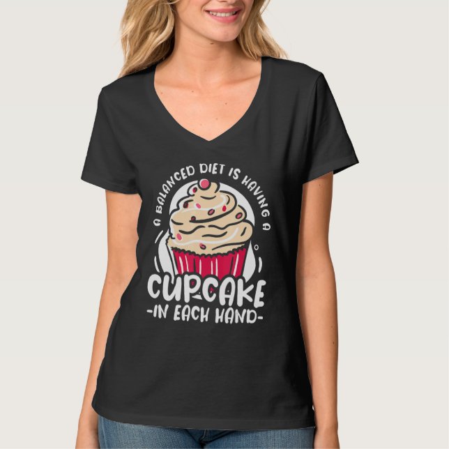 Camiseta Uma Dieta Equilibrada É Ter Cupcake Em Cada Mão Am (Frente)