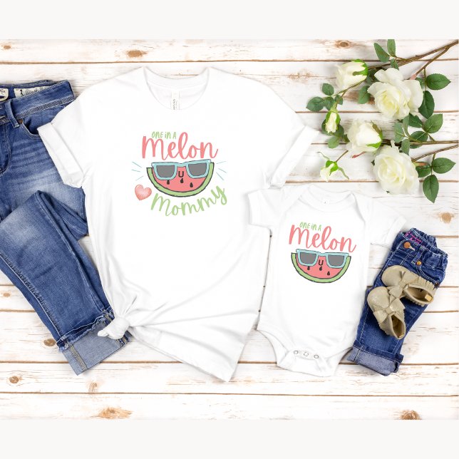 Camiseta Uma Em Uma Mamãe De Melão (Let your mommy know she is one in a melon with this cute watermelon shirt! )