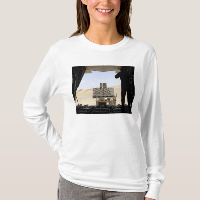 Camiseta Uma empilhadeira carrega carga em um Hércules C-13 (Frente)