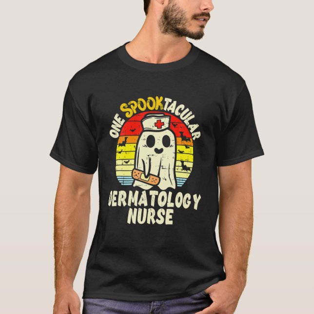 Camiseta Uma Enfermeira de Dermatologia Spooktacular Enferm (Frente)