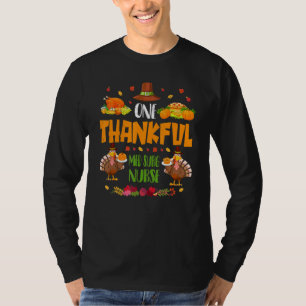 Camiseta Uma Enfermeira de Med Surg Cai no Outono Graças