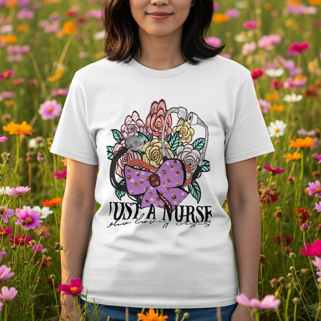 Camiseta Uma enfermeira que ama Jesus Arco Stethoscope Flor (Criador carregado)