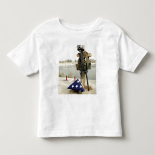 Camiseta Uma exposição caída da engrenagem dos soldados