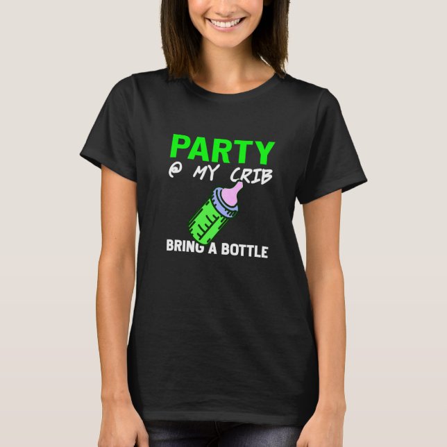 Camiseta Uma Festa No Meu Berço Traga Uma Garrafa Presente (Frente)